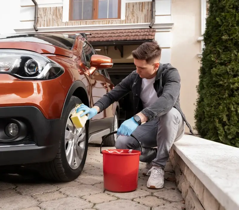Lavage auto à domicile Étalondes : professionnel intervenant sur un véhicule